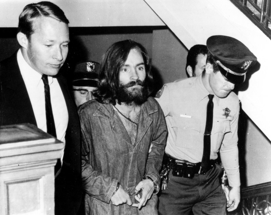 Fotografija: Charles Manson, na fotografiji ob aretaciji, je bil v času umorov star 35 let. Foto: Cover Images