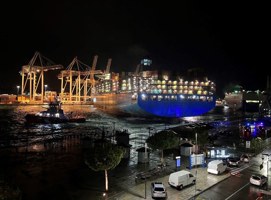 Fotografija: Med neurjem, ki je včeraj zajelo Koper, so se strgale privezne vrvi na kontejnerski ladji Maersk Houston. FOTO: Marko Stropnik
