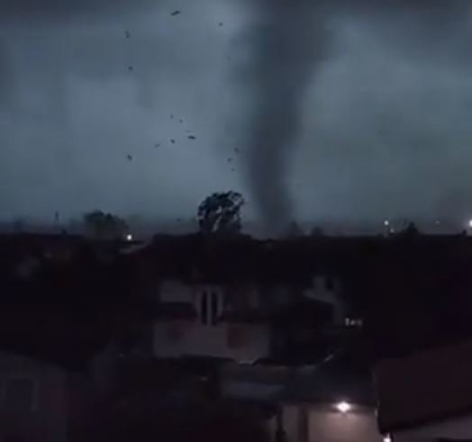 Fotografija: Tornado v Milanu. FOTO: Zaslonski Posnetek/tviter