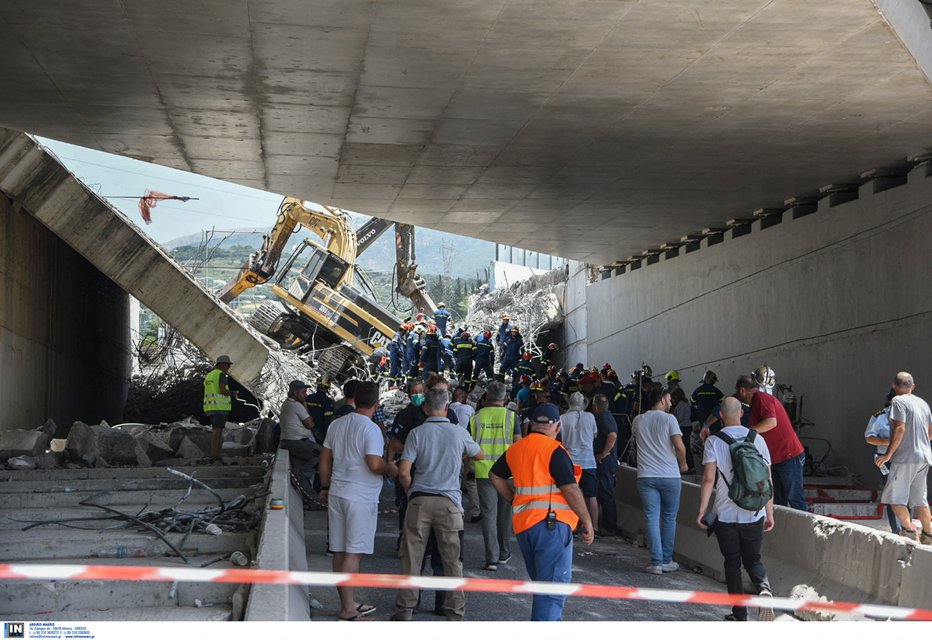 Fotografija: Most se je zrušil med obnovitvenimi deli. FOTO: Intime Via Reuters