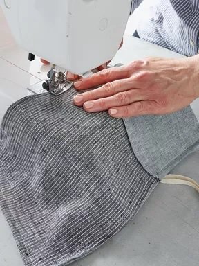 Tanjšo tkanino lahko zarobimo, rob frotirja bo lažje obšiti s trakom. FOTO: Instagram