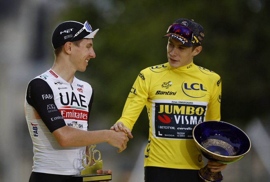 Fotografija: Tadej Pogačar (levo) in Jonas Vingegaard se bosta prihodnje leto spet udarila za rumeno majico na Touru. FOTO: Stephane Mahe/Reuters