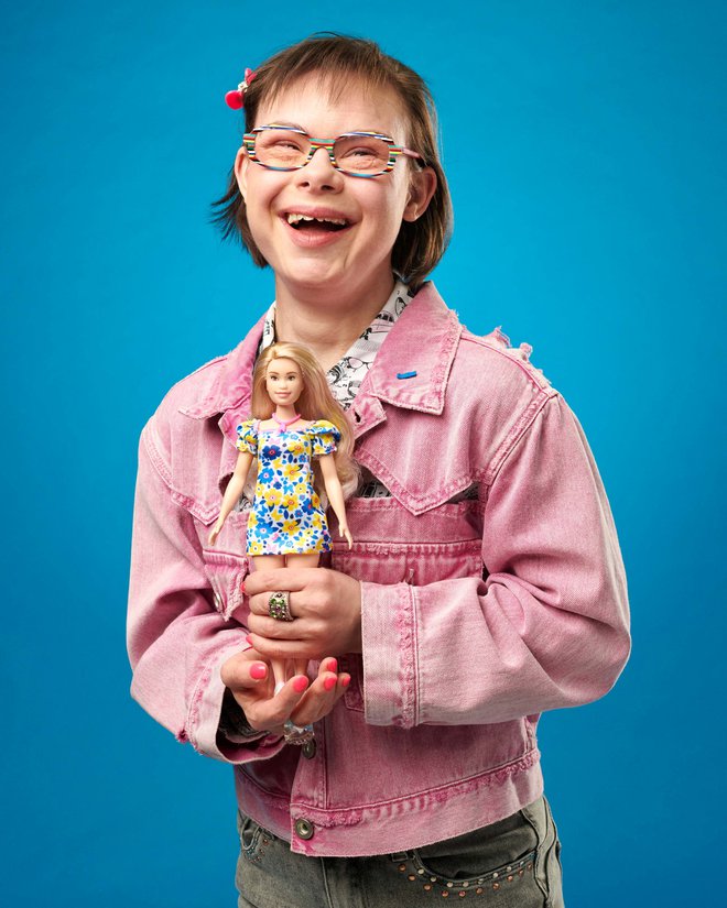 Otroci z downovim sindromom so se razveselili prav takšne lutke Barbie. FOTO: Reuters