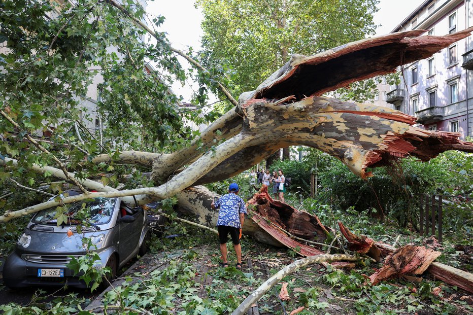 Fotografija: Silovita nevihta je v Milanu podirala drevesa. FOTO: Claudia Greco/Reuters