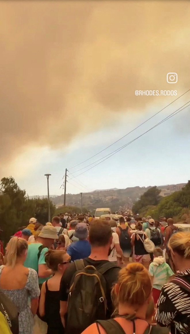 Več tisoče turistov zapušča otok.  FOTO: Instagram Rhodes.rodos Rhodes.rodos Via Reuters