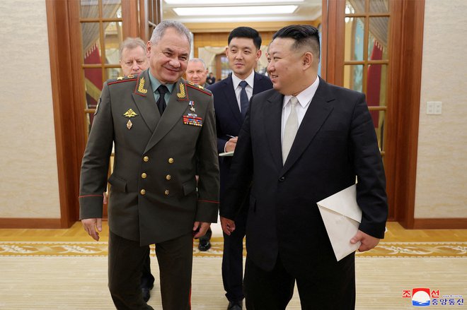 Sergej Šojgu in Kim Džong Un. FOTO: Kcna Via Reuters