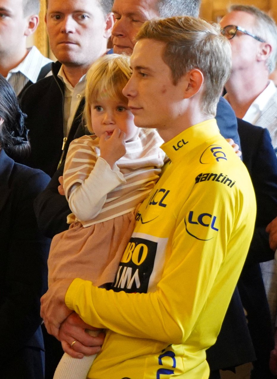 Fotografija: Tourov prvak Jonas Vingegaard s hčerkico Frido. FOTO: Johannes Birkebæk/Reuters