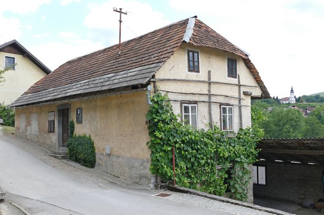 Rojstna hiša Rozalije Sršen v Žužemberku, ki je v svetu filma postala Zalla Zarana. FOTO: Primož Hieng