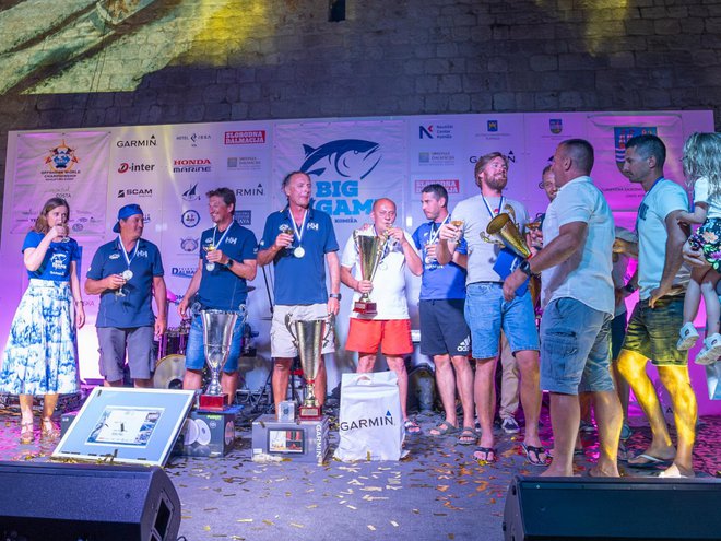 Zdravica s šampanjcem, od leve proti desni županja Komiže Tonka Ivčević, zmagovalci Mass, druga Adria in tretja Ponta o takujina. FOTO: SRK Komiža