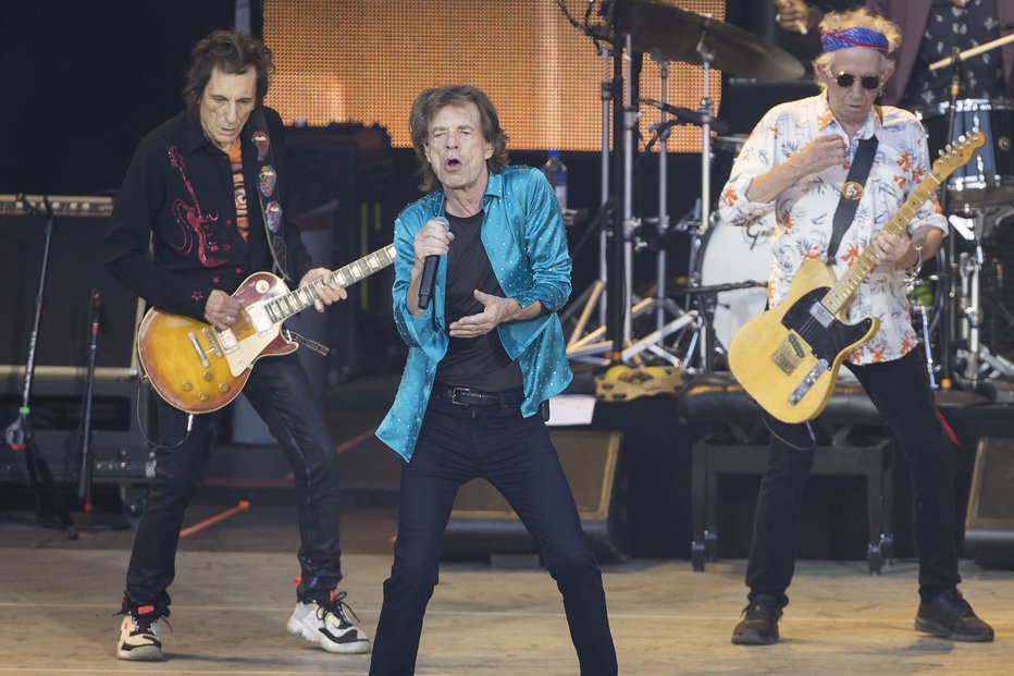 Fotografija: Z večno energičnim in mladostnim Jaggerjem je praznoval tudi Ronnie Wood (levo). FOTO: Cover Images