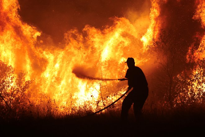 Poleg požarov pesti tudi huda vročina. FOTO: Alexandros Avramidis, Reuters