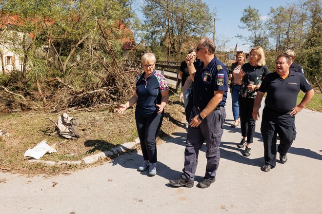 Predsednica republike je obiskala občino Vojnik, kjer si je ogledala škodo povzročeno v nedavnih vremenskih ujmah. FOTO: Nebojša Tejić/sta