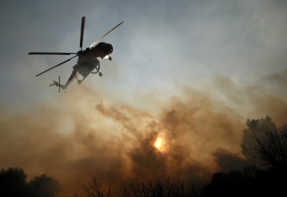 Fotografija: Požari so doslej uničili že 50.000 hektarjev gozda in rastlinja. FOTO: Yiorgos Karahalis, Reuters Pictures