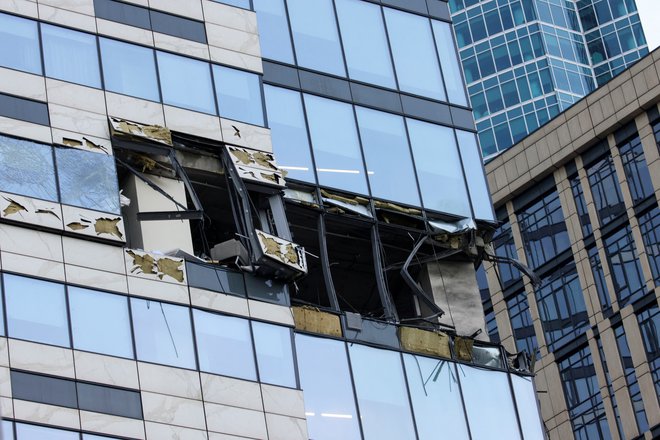 Poškodovana poslovna stavba. FOTO: Stringer Reuters
