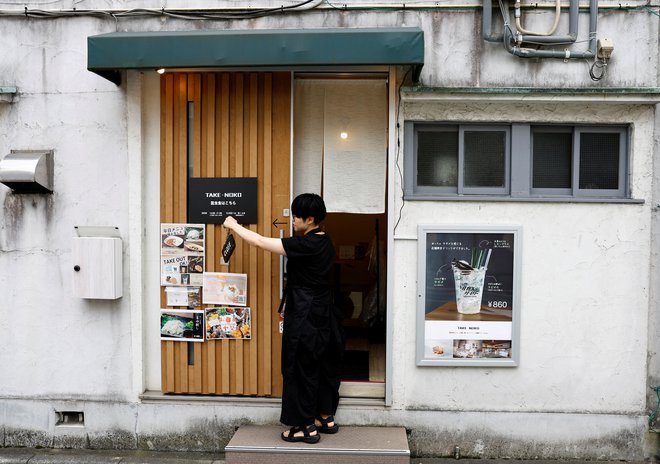 Mičiko Miura pravi, da je restavracija Take-Noko ob vikendih pogosto polno zasedena. FOTO: Kim Kjung Hun/Reuters