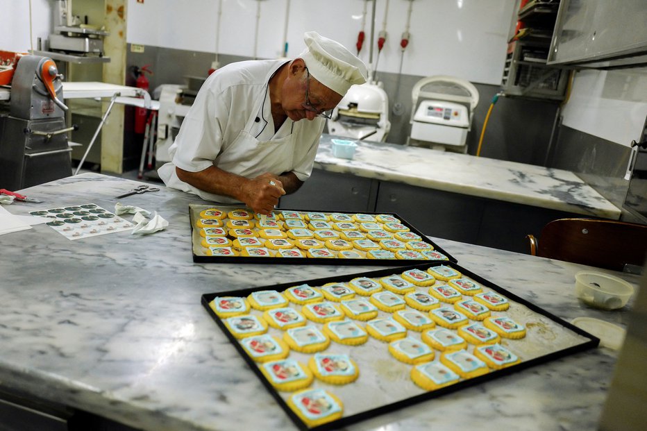 Fotografija: Slaščičarski mojster med pripravo kolačkov FOTO: Pedro Nunes, Reuters