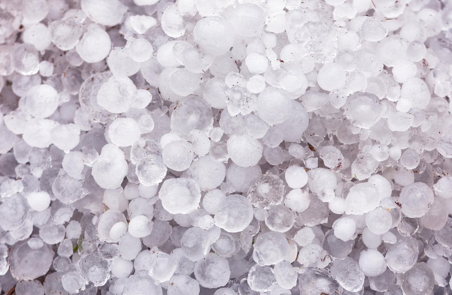 Fotografija: A pile of large hail on the ground, Lithuania FOTO: Ljphoto7 Getty Images/istockphoto