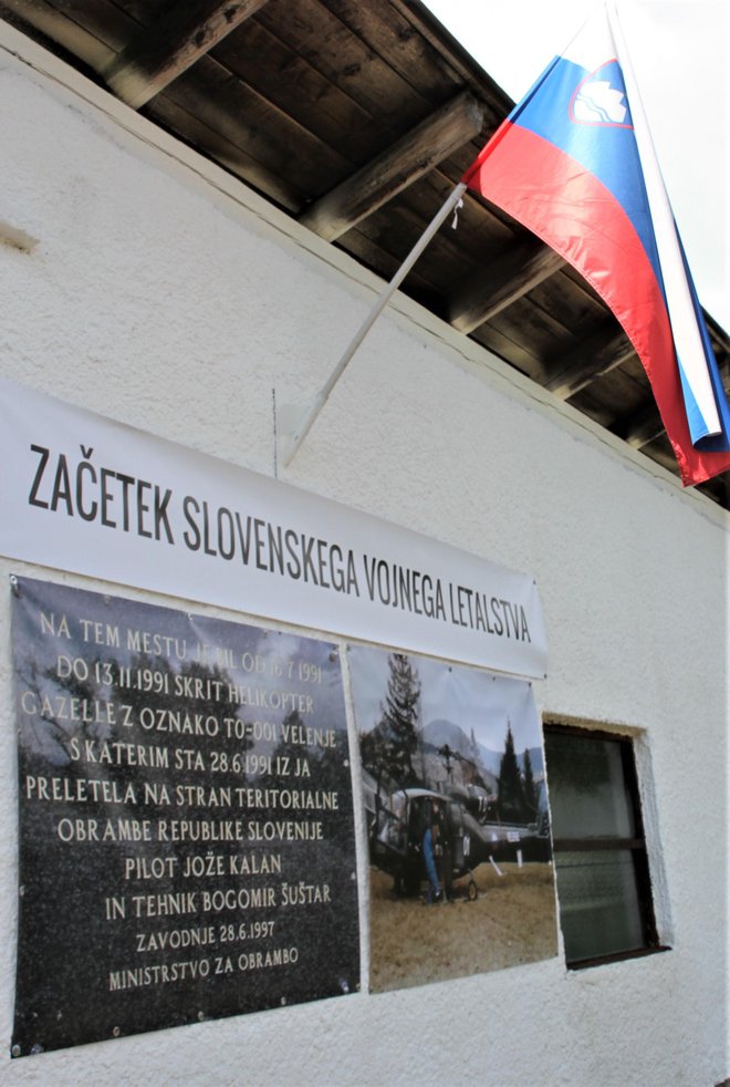 Na skednju in lopi so pozneje postavili spominsko ploščo tem junaškim dejanjem, ki so bila ključna v ubranitvi suverenosti in svobode Slovenije. FOTO: JOŽE MIKLAVC