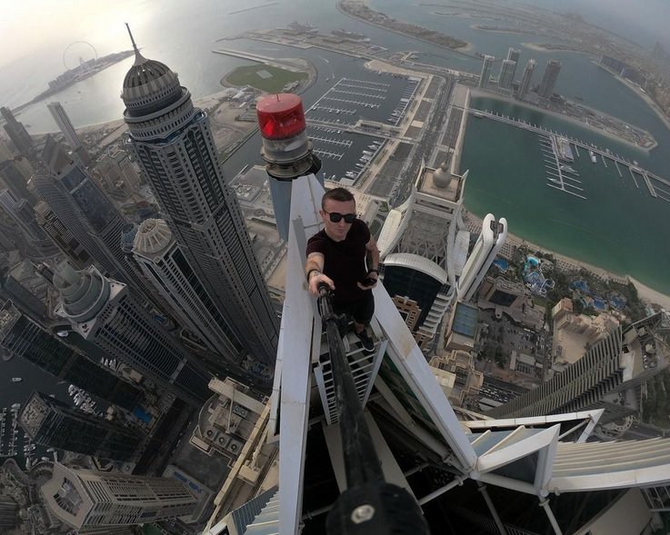 Fotografija: V Dubaju se je povzpel na vrh 425 metrov visoke zgradbe. FOTOGRAFIJE: Instagram