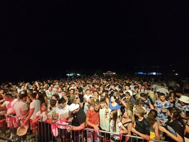 Tako velika množica je na plaži Medane beach uživala v slovenskih pesmih. FOTO: osebni arhiv