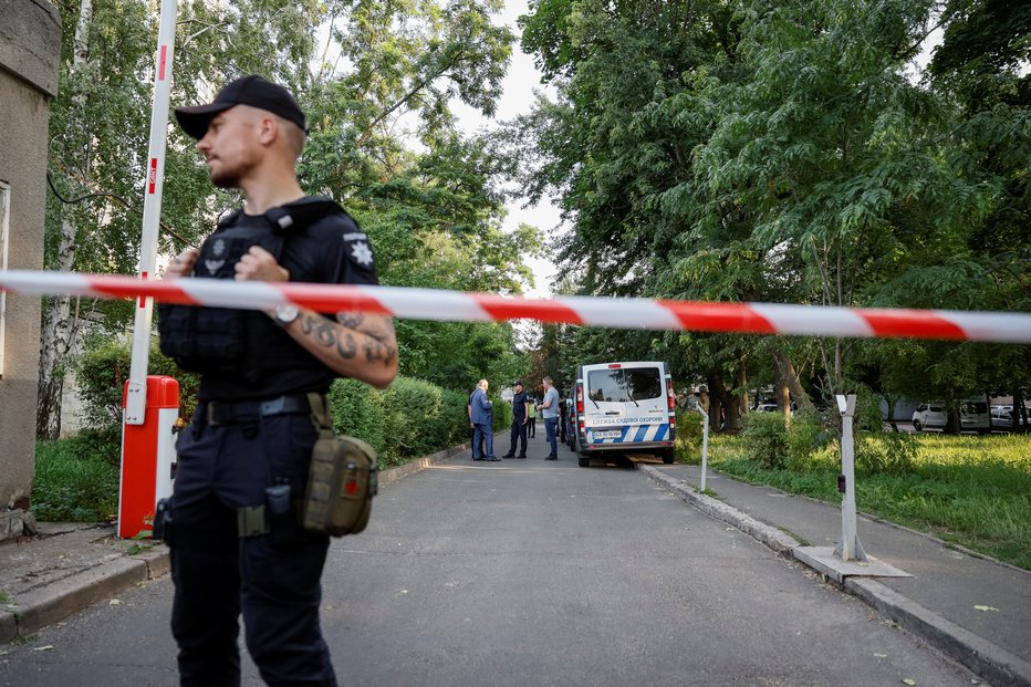 Fotografija: Policisti so v hiši našli kose trupla in kupe pornografskega materiala. FOTO: Alina Smutko, Reuters