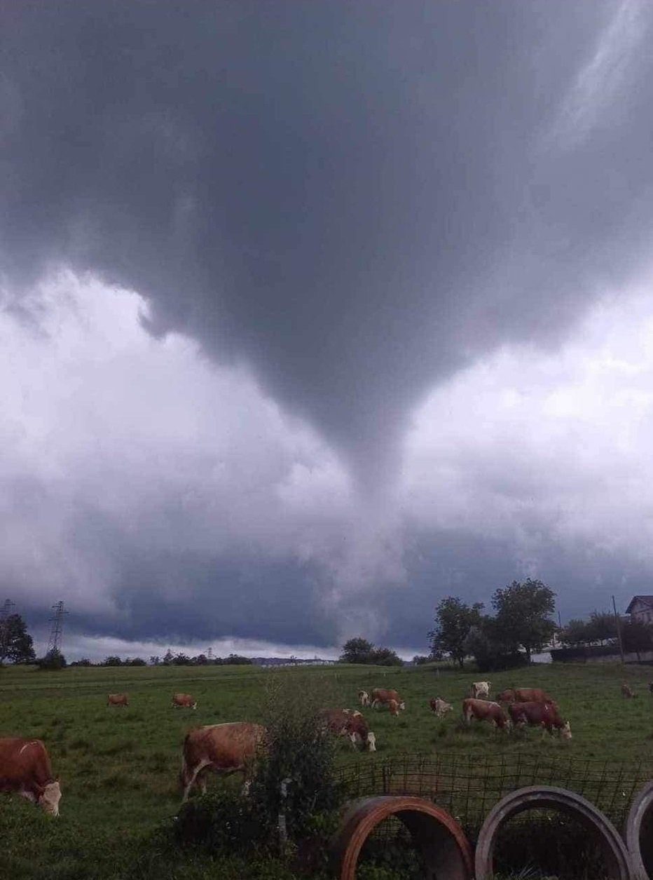 Fotografija: Tornado se je razvil v bližini Ilirske Bistrice. FOTO: Miha Dimic, Neurje.si