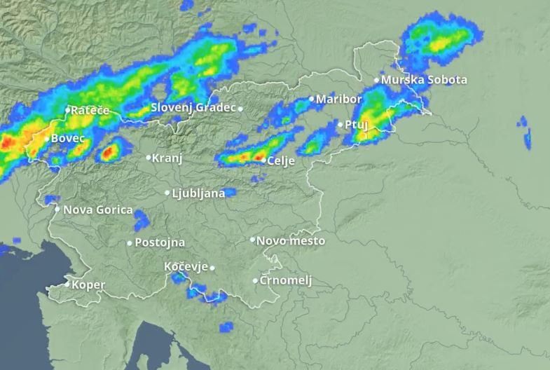 Fotografija: Na skrajnem severozahodu Slovenije se v zadnjih urah obnavljajo nevihtne celice. V tem času so zabeležili večjo količino padavin. FOTO: Arso