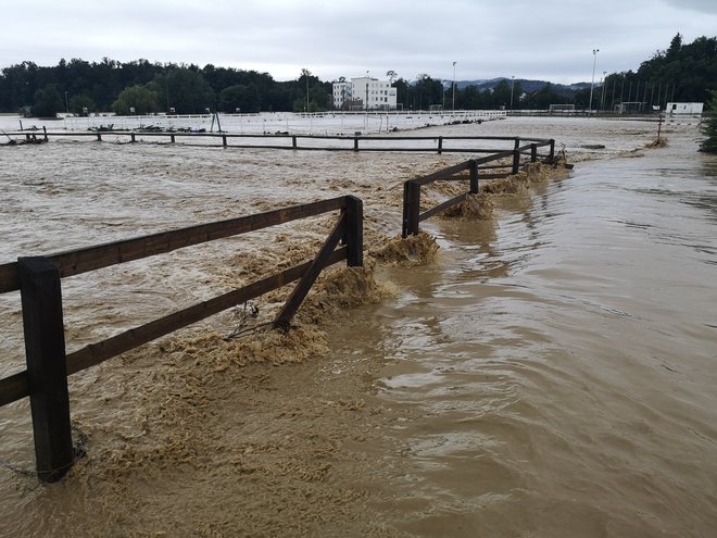 Poplavljena Komenda - Gmajnice FOTO: Dejan Javornik