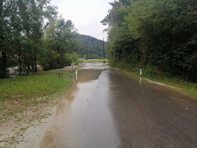 Poplavljena cesta v Polhovem Gradcu. FOTO: PGD Dvor Pri Polhovem Gradcu