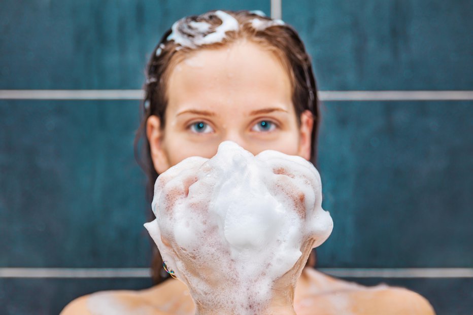 Fotografija: Pozorni bodite na zvoke – pljuskanje vode, stiskanje šampona iz stekleničke, vtiranje v lase … FOTO: Carol_anne, Getty Images