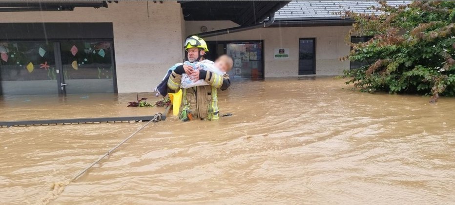 Fotografija: Medtem ko je Sandi na varno nosil malčke, mu je voda poplavila hišo. FOTO: PGD Mengeš