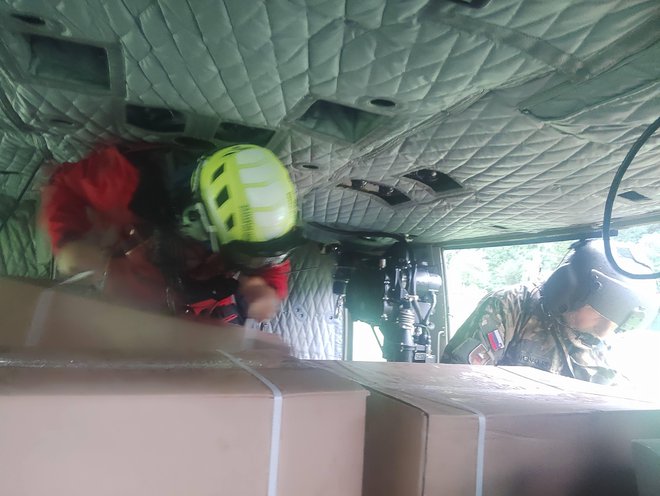 Ogrožene prebivalce evakuirajo in jim dostavljajo pakete s hrano in vodo. FOTO: GRZS/SV