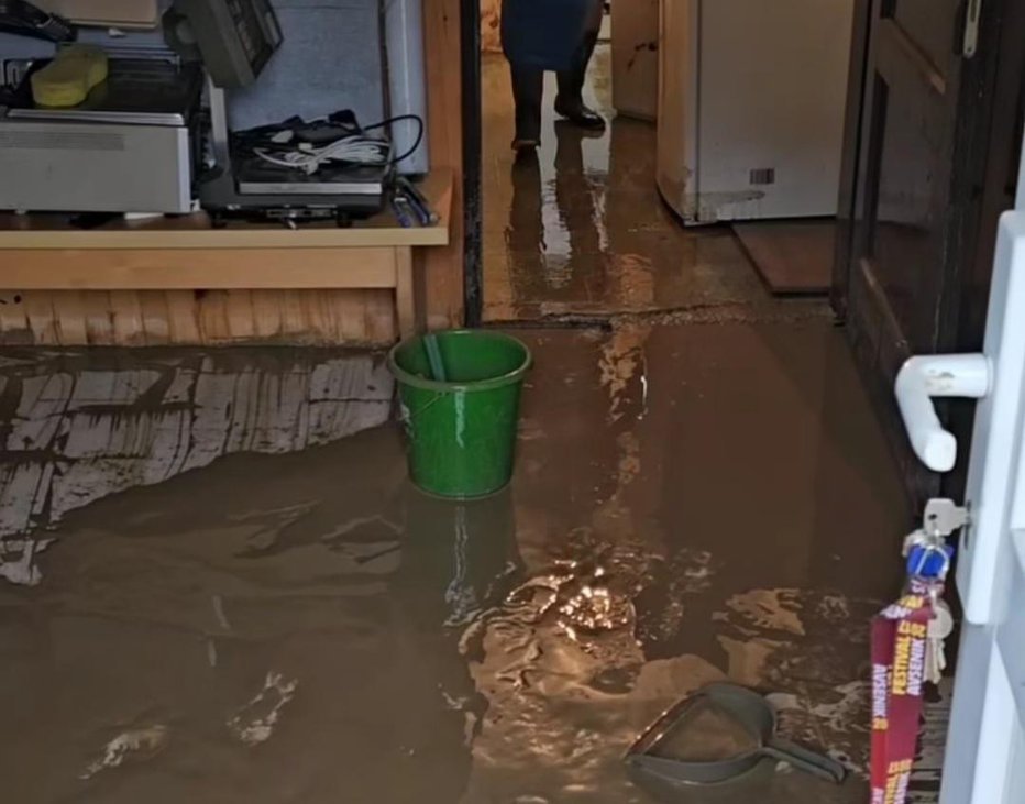 Fotografija: Poplavljen dom slovenskega glasbenika. FOTO: Dejan Dogaja/instagram