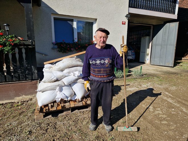 Ivan Gašparin je še včeraj dopoldne čistil dvorišče. FOTO: Tanja Jakše Gazvoda
