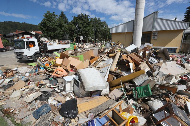 Deponije uničenih stvari so bile včeraj, ne le v Mengšu, temveč po vsej Sloveniji, strašljivo polne. FOTO: Dejan Javornik