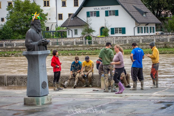 Trideset prostovoljcev je pomagalo čistiti prostore Kulturnega centra Laško. Foto: Boris Vrabec