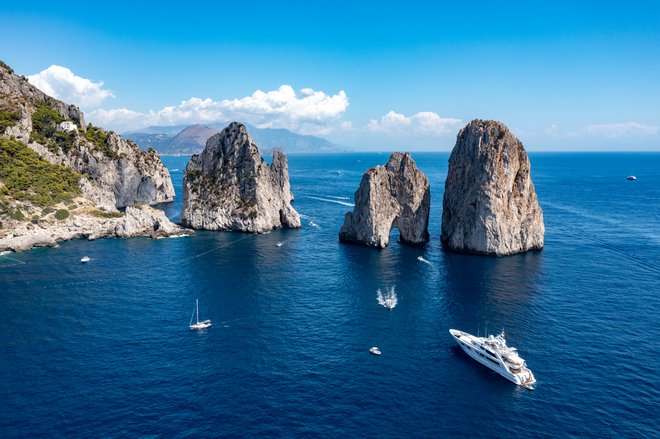 Na svojih megaplovilih so bogataši radi odpluli tudi do bližnjega otoka Capri. FOTO: Demerzel21/Getty Images
