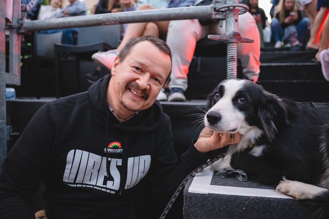 Andrej Težak - Tešky, ki je užival v družbi psičke Ree, v prihodnjih dneh organizira reggae festival Overjam in stand up festival Panč. FOTO: Nik Bertoncelj