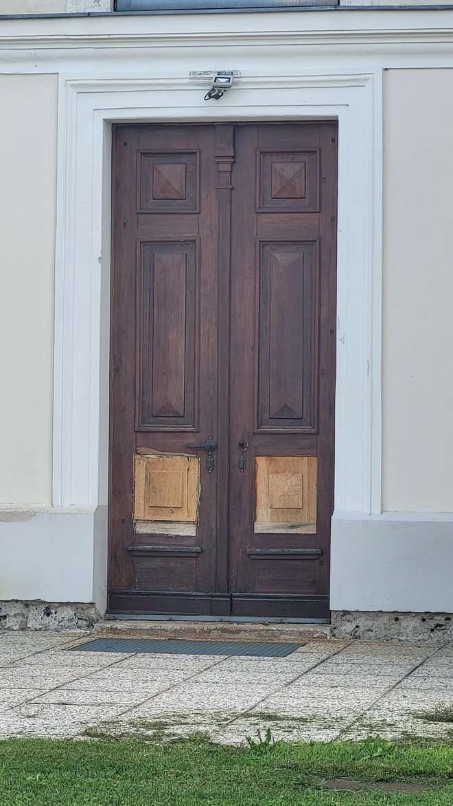 Vrata cerkve na Zaplazu, skozi katera so večkrat s silo vstopili nepovabljeni. FOTO: Drago Perko
