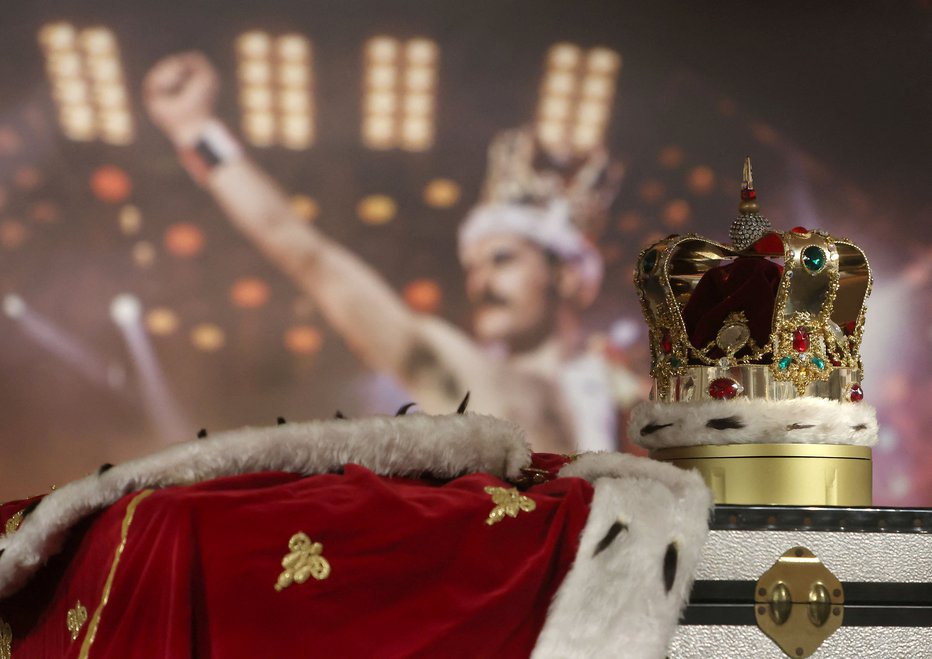 Fotografija: Freddiejevi oboževalci se bodo lahko potegovali tudi za njegovo krono in kraljevski plašč, ki ju je nosil na svoji zadnji turneji s Queeni. FOTO: Susannah Ireland/REUTERS