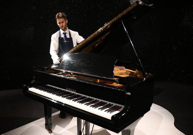 Srce dražbe je glasbenikov klavir, za katerega si obetajo do tri milijone in pol. FOTO: Daniel Leal/AFP