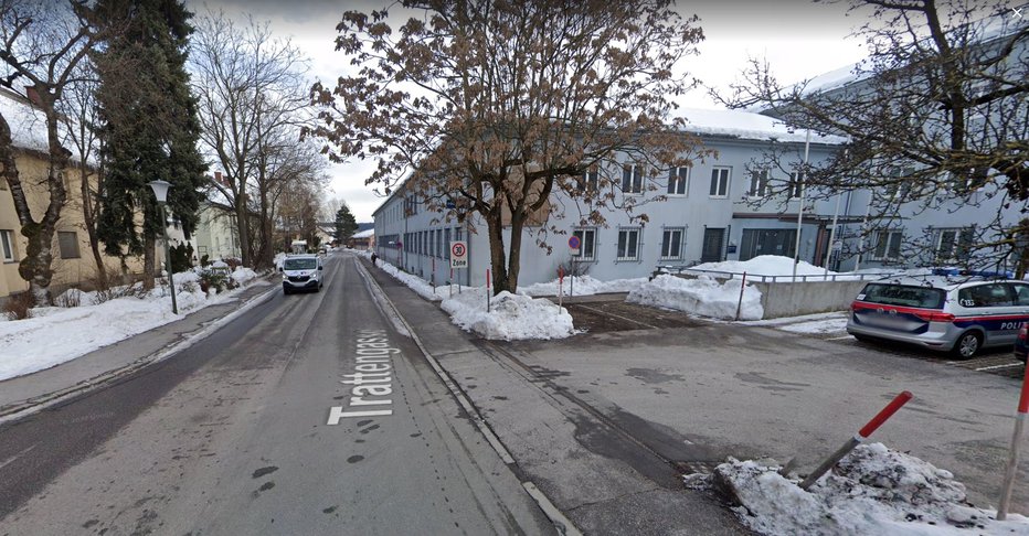 Fotografija: V rumeni stavbi na levi je bilo Slovenčevo stanovanje s truplom, na desni pa policijska postaja. FOTO: Google