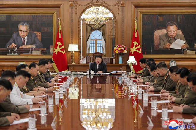 Na srečanju je Kim odstavil ali premestil še druge vodilne častnike. FOTO: Kcna Via Reuters