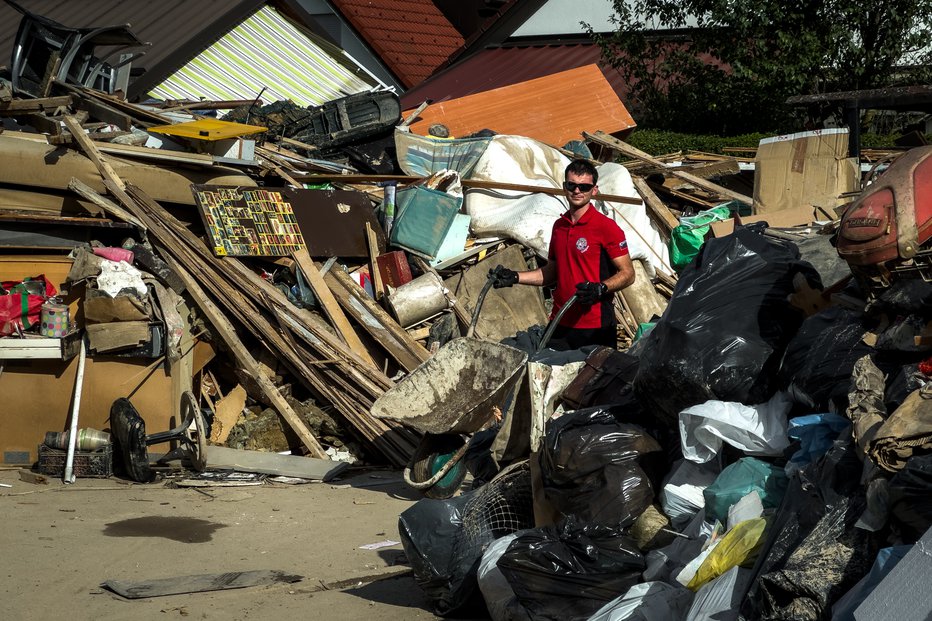 Fotografija: Kosovne odpadke, med katere sodijo gospodinjski aparati, pohištvo in podobno, bi morali zbirati na utrjenih zemljiščih. FOTO: Voranc Vogel