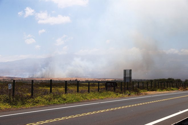 Požari v bližini mesta Kihei in močni vetrovi na Mauiju povzročajo številne požare po vsem otoku, v mestu Kahului na Havajih. FOTO: Marco Garcia, Reuters