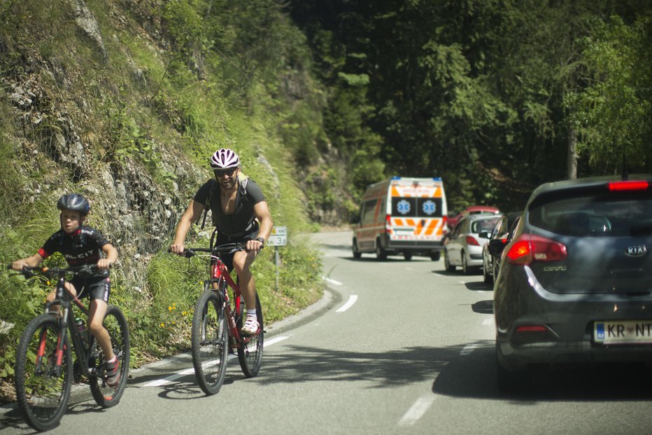 Fotografija: Policisti za vse tri kolesarje vodijo prekrškovni postopek. Foto: Jure Eržen/delo