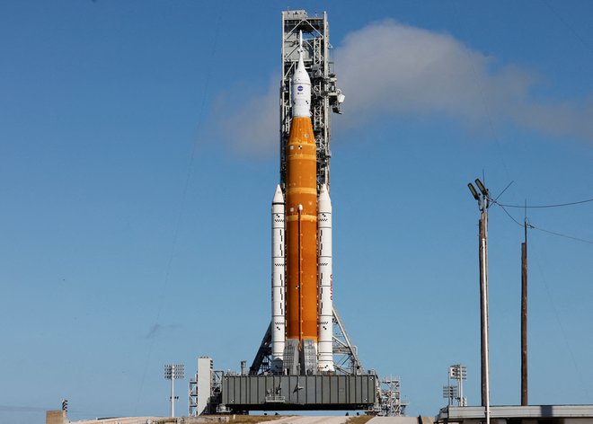 Kapsuli bo s površja Zemlje pomagala Nasina raketa. FOTO: Joe Skipper/Reuters