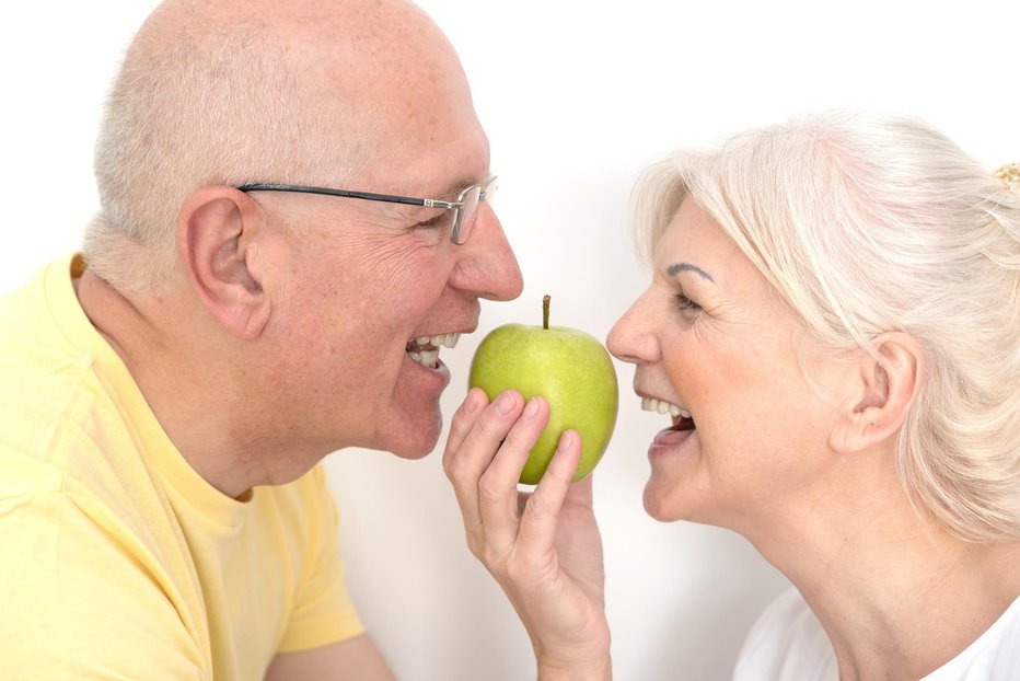Fotografija: S kakovostno in dobro vzdrževano protezo lahko zagrizemo tudi v jabolko. FOTO: Simpson33/Getty Images