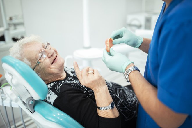 Ko začne žuliti, se podvizajmo k zobozdravniku. FOTO: Vlada_maestro/Getty Images