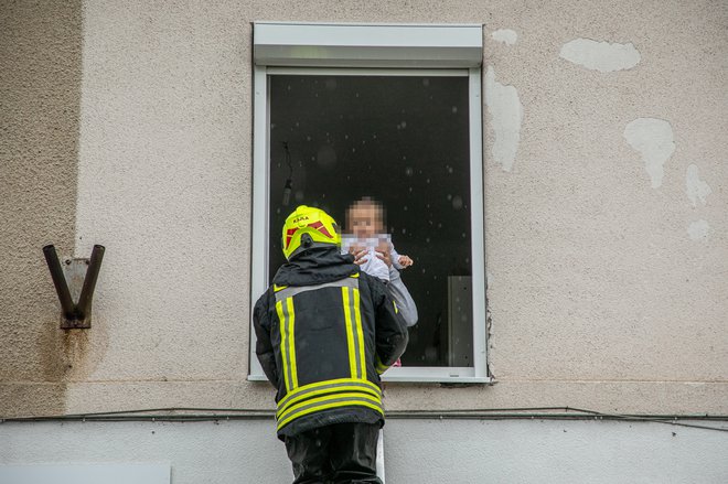 V Medvodah so morali gasilci reševati tudi najmlajše. FOTO: Voranc Vogel
